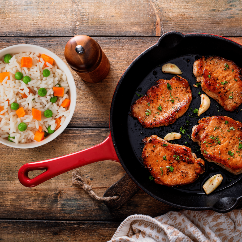 Bifinhos de cachaço Finíssimos acompanhado com arroz de cenoura e ervilhas